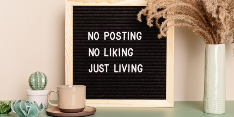 Black felt sign that reads "No links, no posting, just living."